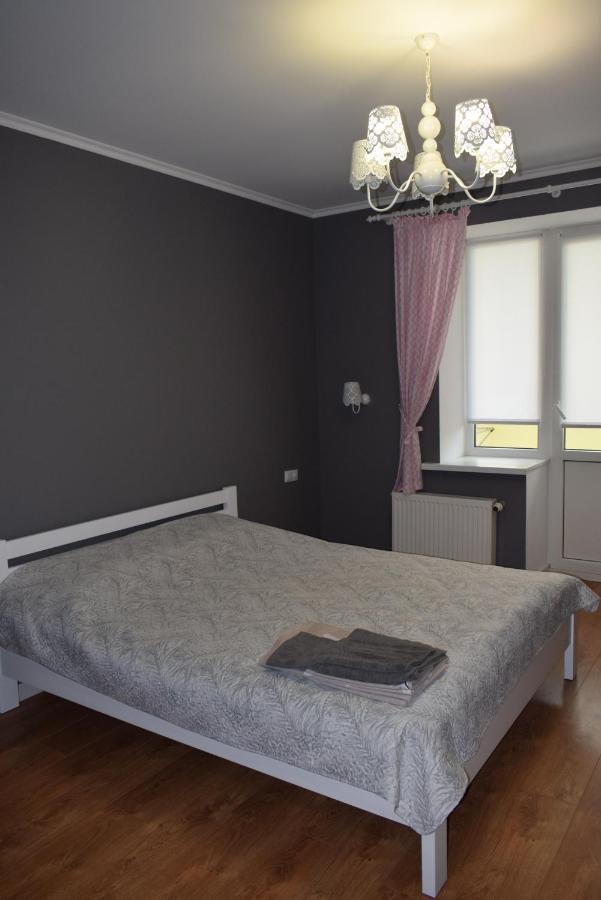On Getmana Vigovskogo 49 *